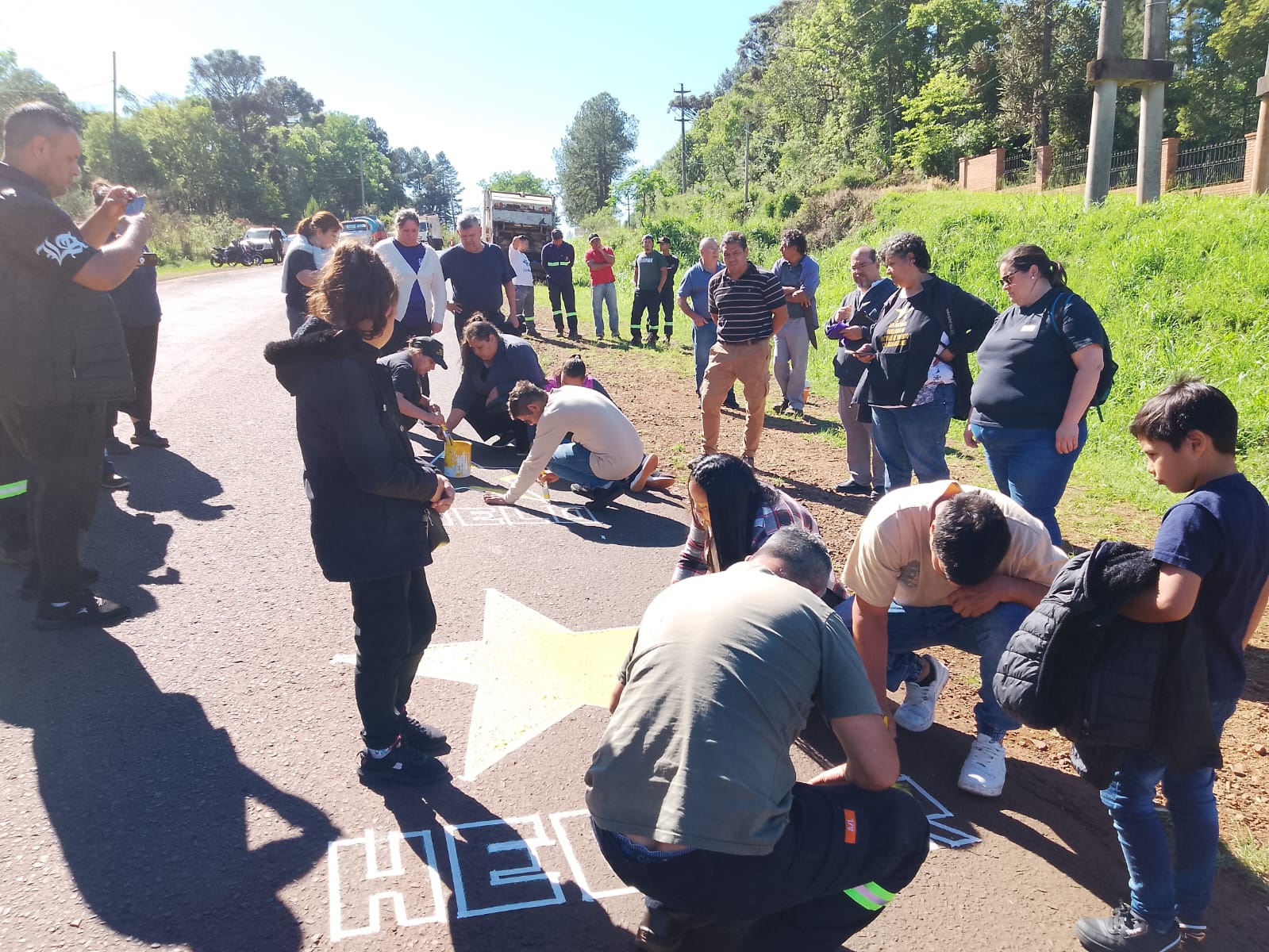 Un homenaje que transforma el dolor en memoria y conciencia: pintaron las estrellas amarillas de Héctor Fernández y Marcelo Meza 2